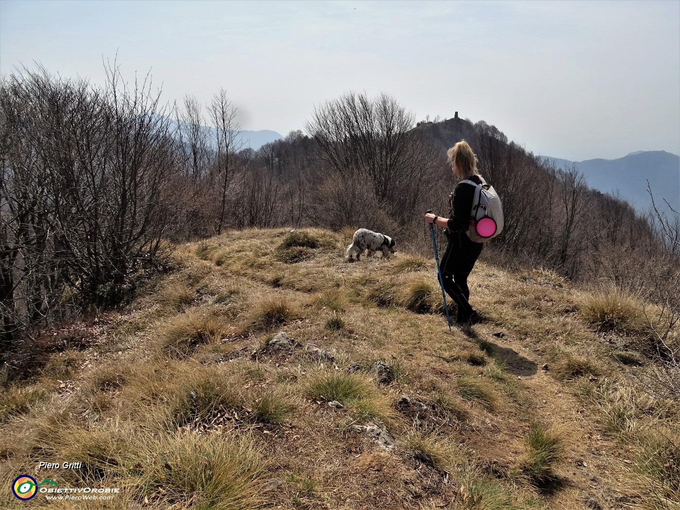 63 Scendiamo dal Castel Regina per passare sul Pizzo Cerro la in fondo.JPG